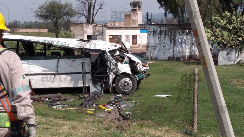 Trece lesionados deja choque entre tráiler y camión de pasajeros en la ...