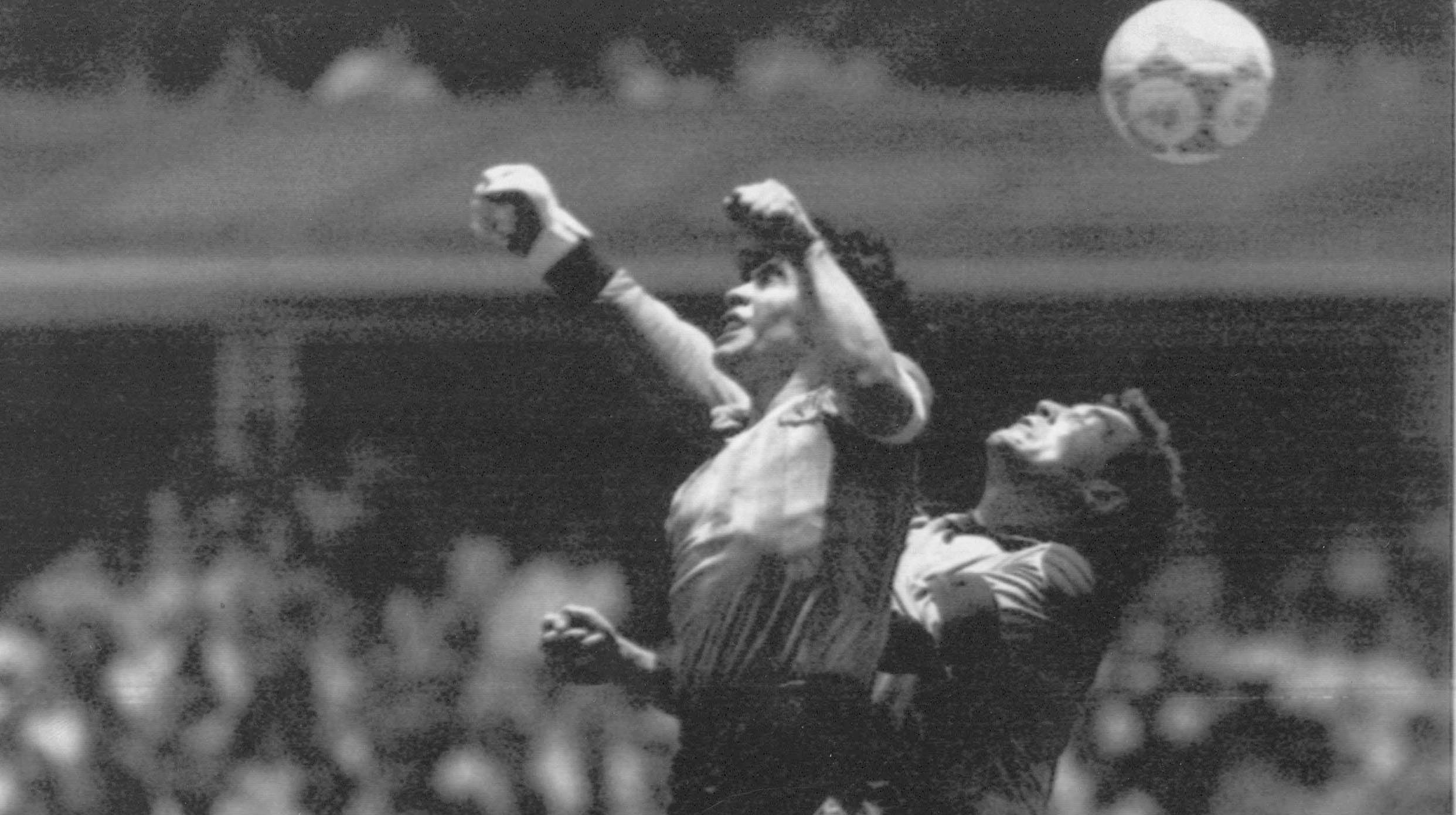 Maradona le anota con la mano a Inglaterra.