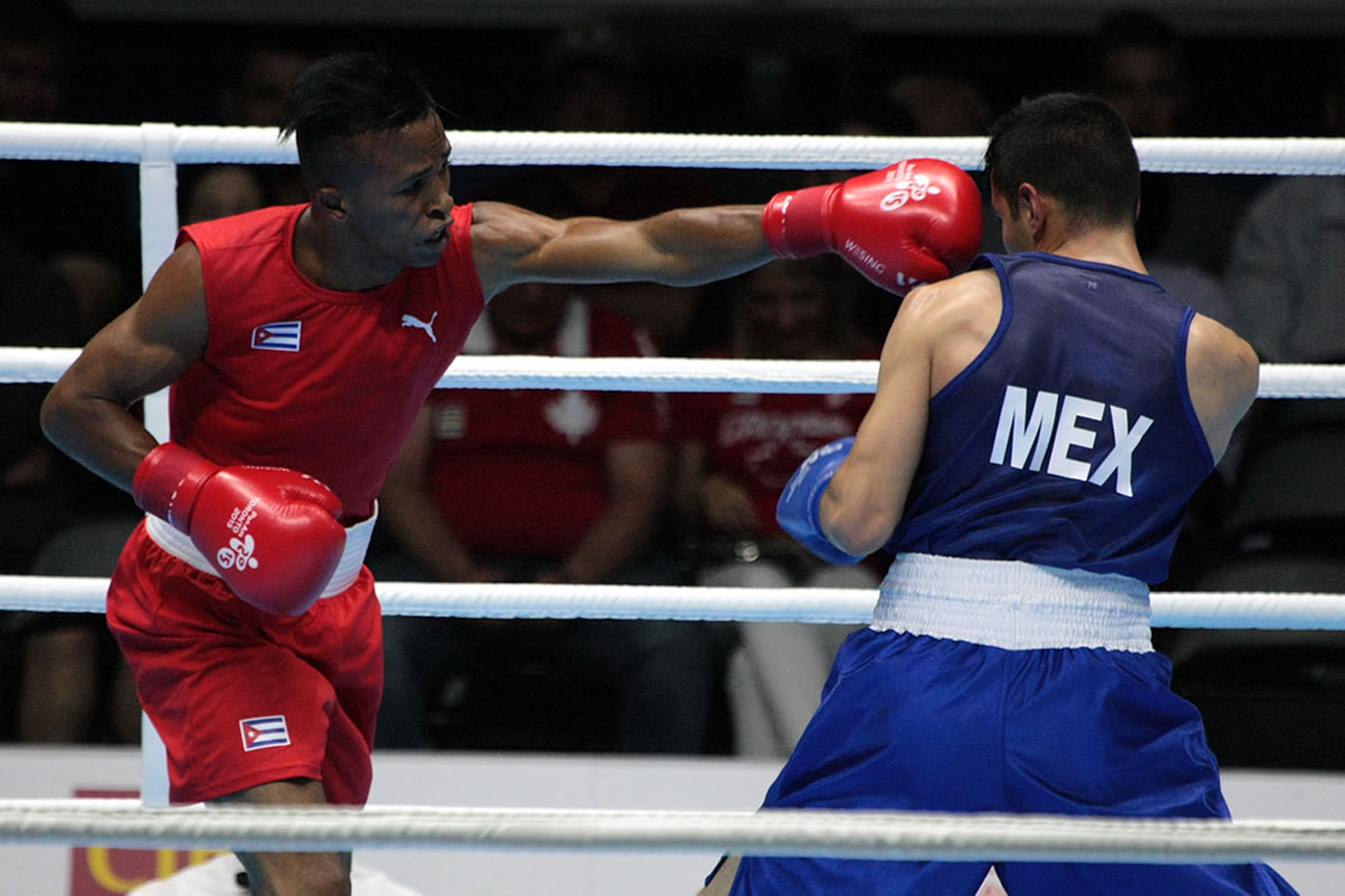 Action photo during the boxing competition Lazaro Alvarez (CUB) vs Lindolfo Delgado (MEX) Mens Lightweight 60 kg) finals at the Sports Center Oshawua, XVII Toronto 2015 Pan Am Games in the photo: (l-r), Lazaro Alvarez (CUB) vs Lindolfo Delgado (MEX)Foto de accion durante la competicion de Boxeo Lazaro Alvarez (CUB) vs Lindolfo Delgado (MEX) Ligero masculino 60 kg Finales en el centro Deportivo de Oshawua, XVII Juegos Panamericanos Toronto 2015, en la foto: (i-d), Lazaro Alvarez (CUB) vs Lindolfo Delgado (MEX)25/07/2015/MEXSPORT/COM/Miguel Zamora. Action photo during the boxing competition Lazaro Alvarez (CUB) vs Lindolfo Delgado (MEX) Mens Lightweight 60 kg) finals at the Sports Center Oshawua, XVII Toronto 2015 Pan Am Games in the photo: (l-r), Lazaro Alvarez (CUB) vs Lindolfo Delgado (MEX)Foto de accion durante la competicion de Boxeo Lazaro Alvarez (CUB) vs Lindolfo Delgado (MEX) Ligero masculino 60 kg Finales en el centro Deportivo de Oshawua, XVII Juegos Panamericanos Toronto 2015, en la foto: (i-d), Lazaro Alvarez (CUB) vs Lindolfo Delgado (MEX)25/07/2015/MEXSPORT/COM/Miguel Zamora.