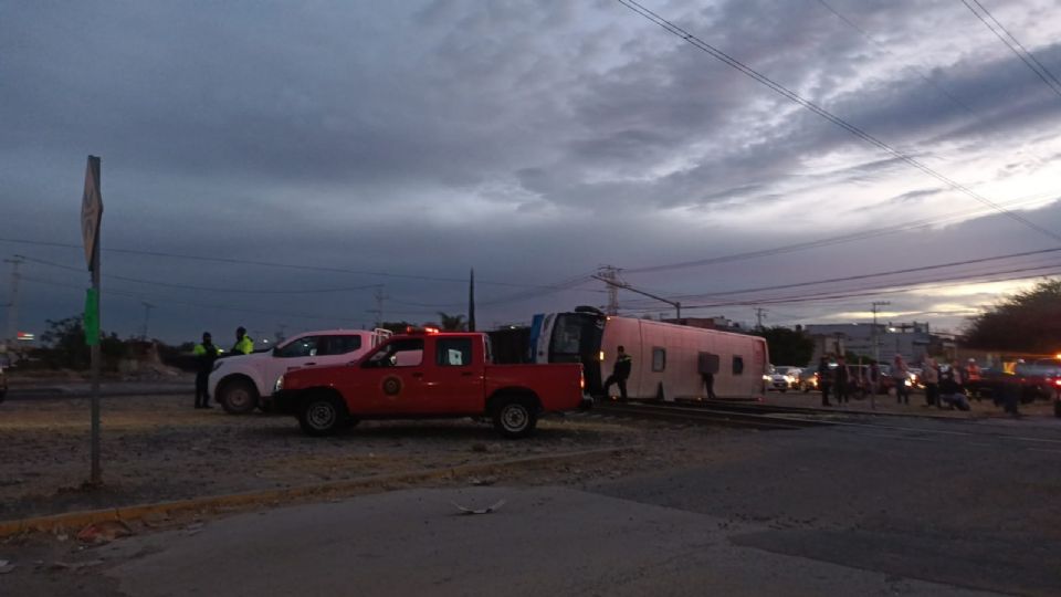 Un camión de pasajeros intenta ganarle el paso al tren y vuelca en ...