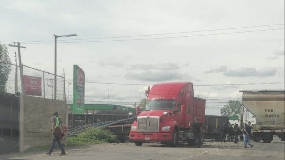 El susto de su vida: Trailero intenta ganarle el paso al tren y es ...
