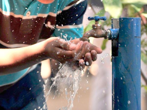 Se pierden millones de litros por fugas en Salamanca; CMAPAS admite que no sabe cuánto