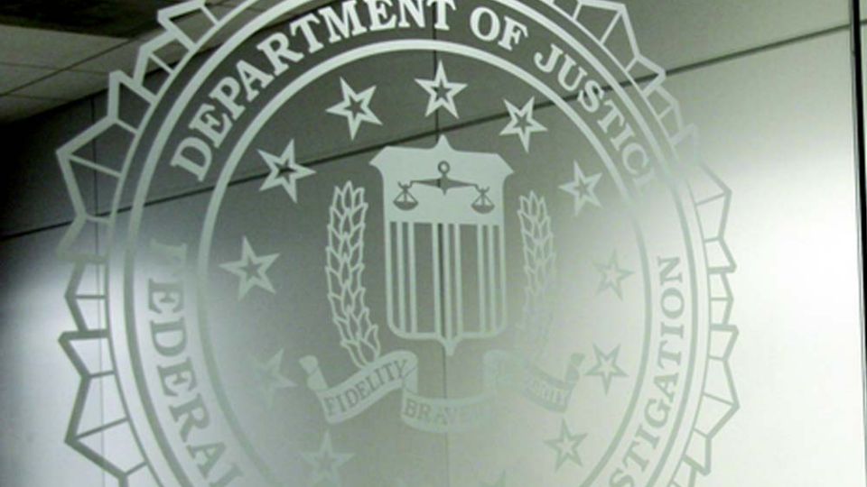 Giran orden de aprehensión contra exdirector del FBI