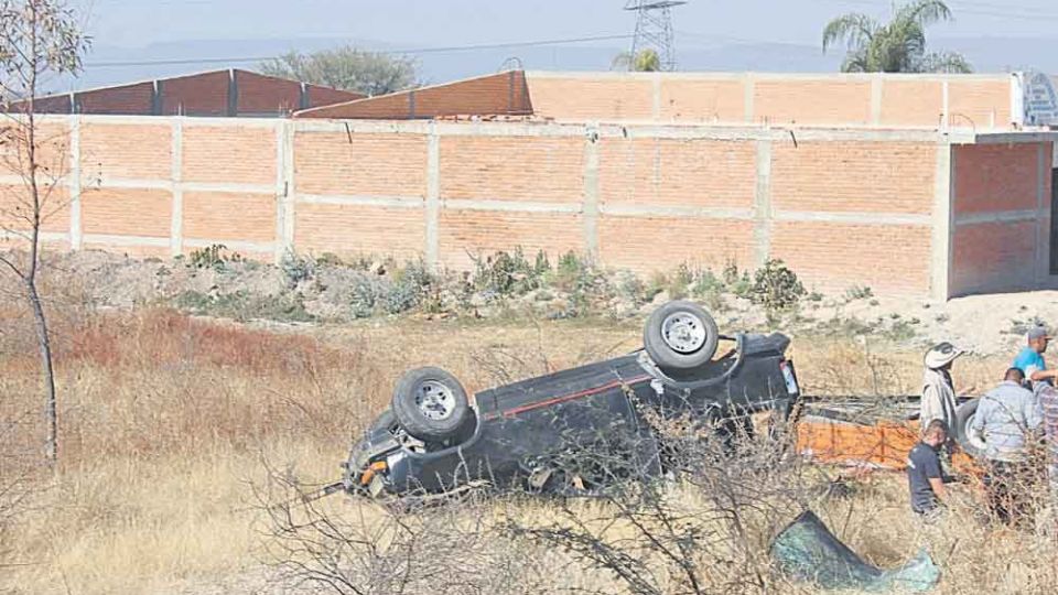 Conductor pierde el control y vuelca en carretera - Periódico AM