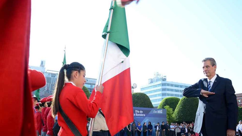 Realizan acto cívico por día de la bandera en Plaza Principal ...