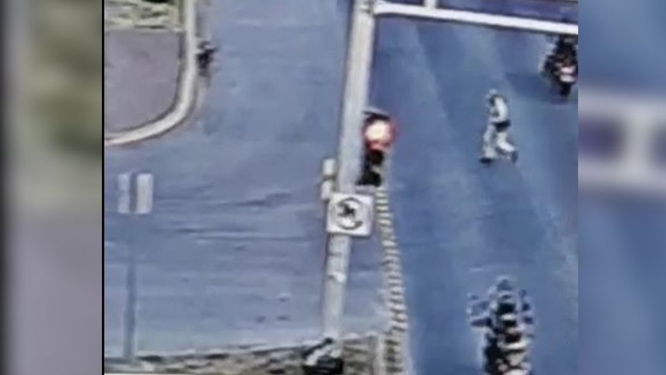 Captan momento en que policía se pasa el alto y atropella y mata a ...