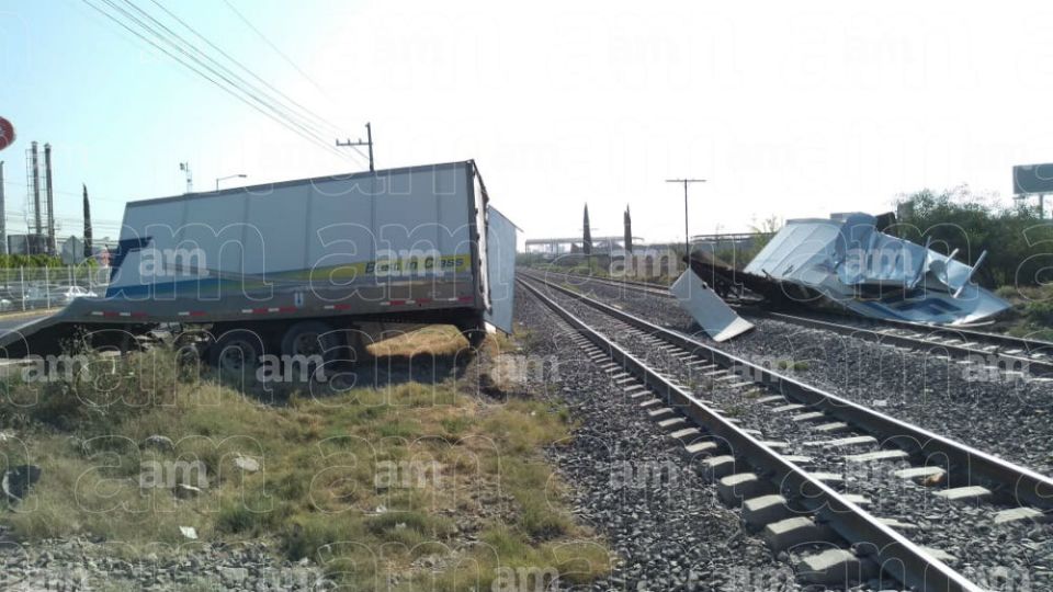 Intenta trailero ganarle el paso al tren y máquina parte caja de carga ...