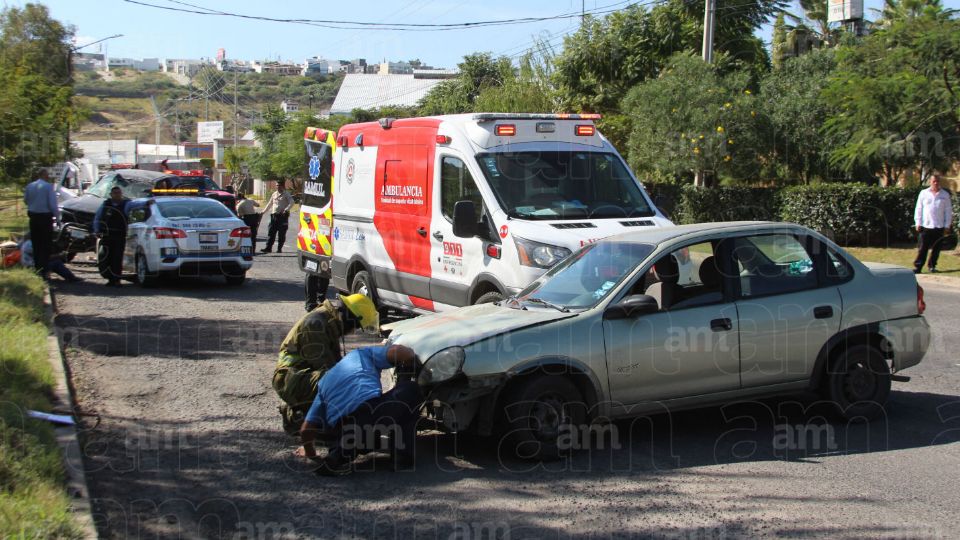 Pierde el control de su camioneta, choca y termina volcado en Las ...