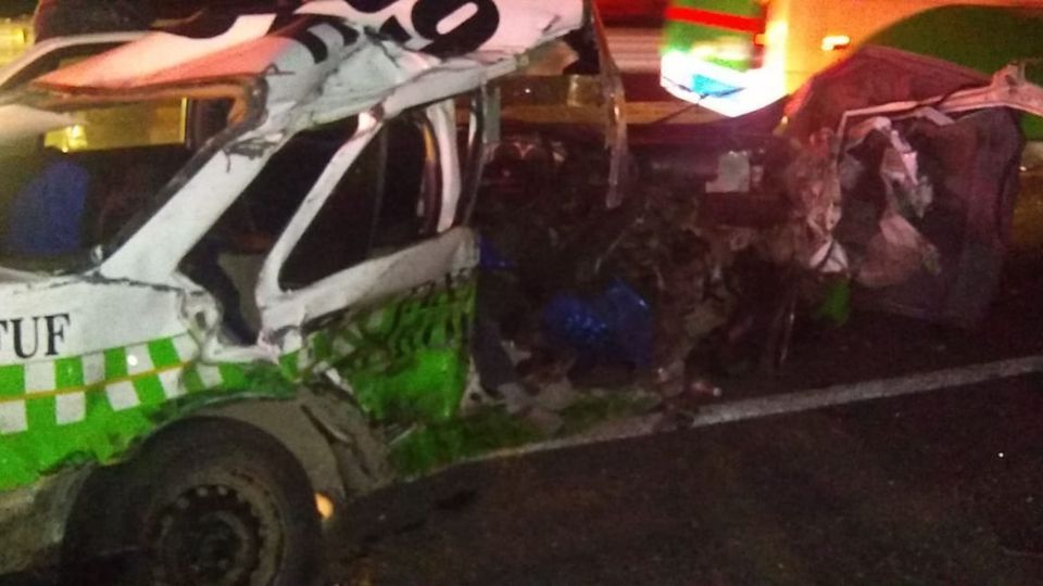 Choque entre taxi metropolitano y camioneta deja dos muertos - Periódico AM
