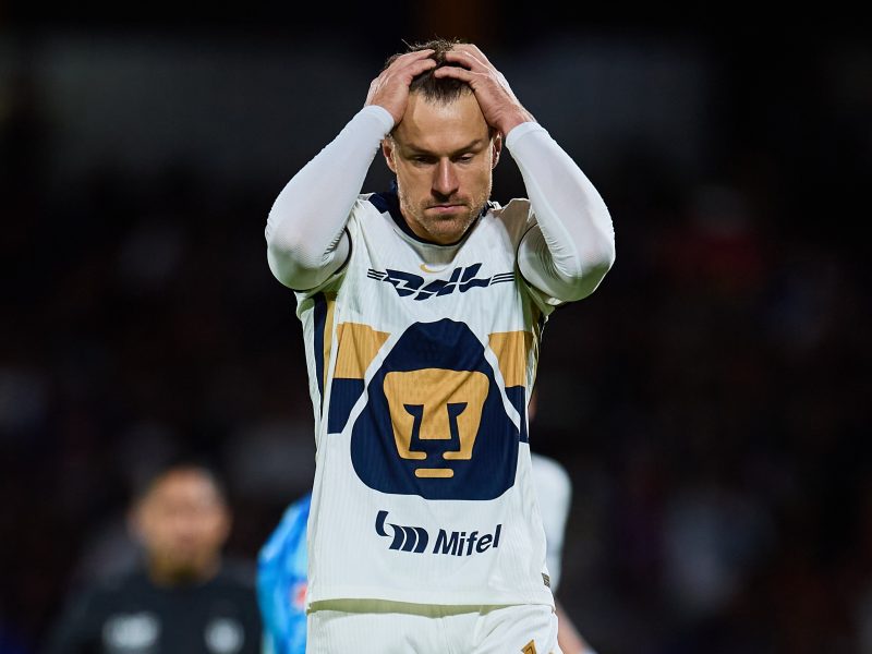 Aaron Ramsey después de fallar un penal contra los Tigres en la Liga MX. Foto: Mexsport.