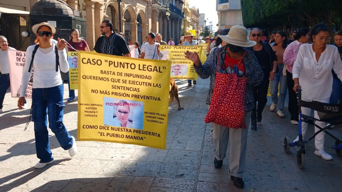 Manifestantes defraudados por el despacho Punto Legal