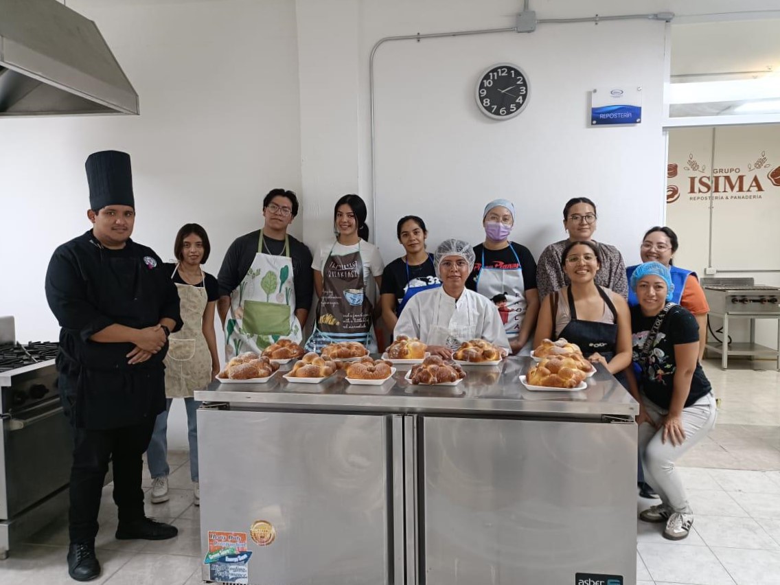 El equipo del taller de elaboración de pan de muerto. Foto: Mary Ochoa