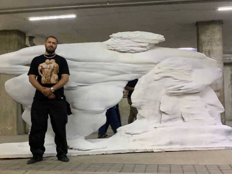 El artista Gabriel Lengeling junto a "Hércules". Foto: Daniel Méndez