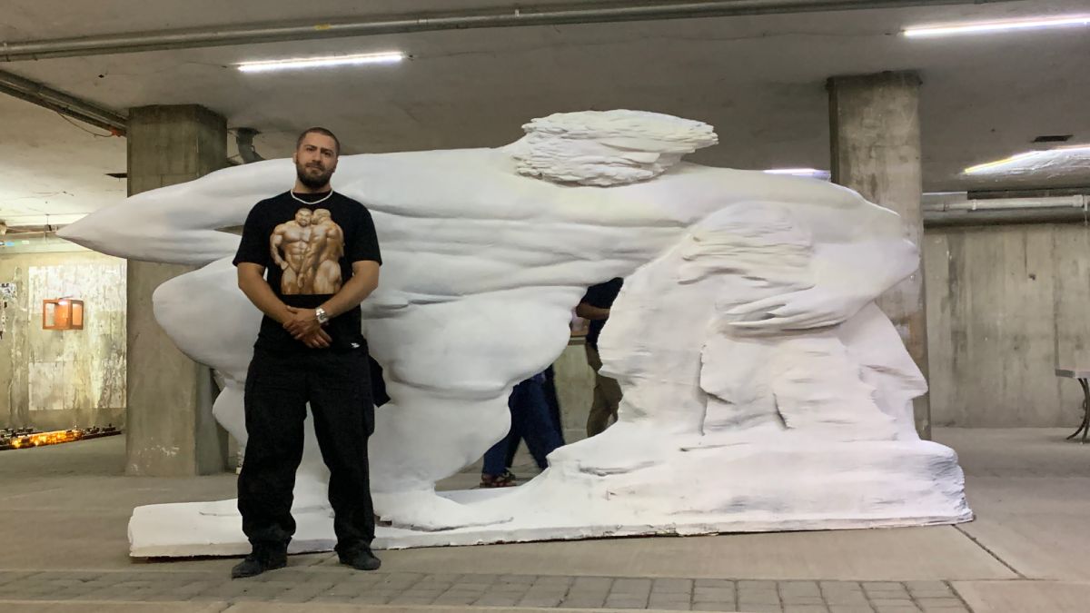 El artista Gabriel Lengeling junto a "Hércules". Foto: Daniel Méndez