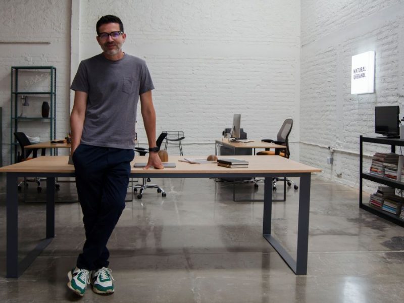 Sebastián Beltrán, artista visual, escultor y CEO de la marca Natural Urbano. Foto: Cortesía