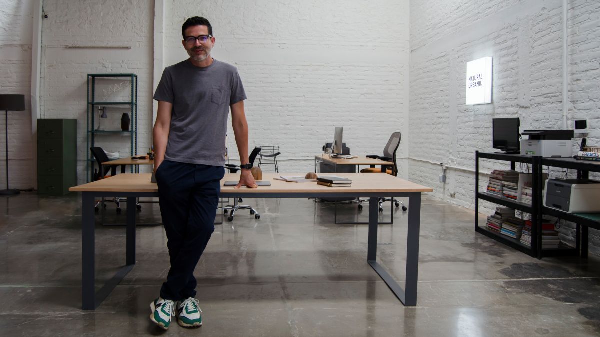 Sebastián Beltrán, artista visual, escultor y CEO de la marca Natural Urbano. Foto: Cortesía