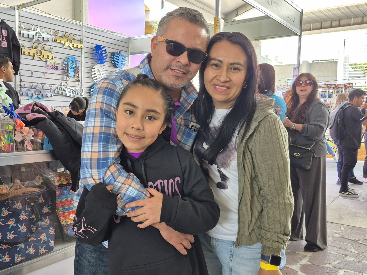 Nicole Vázquez junto a sus padres después de competir en la Copa Amistad de Gimnasia Artística, con sede en el Domo de la Feria.