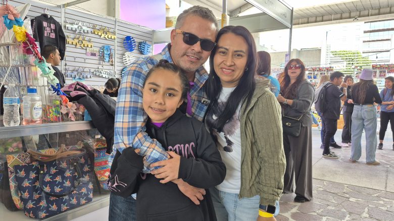 Nicole Vázquez junto a sus padres después de competir en la Copa Amistad de Gimnasia Artística, con sede en el Domo de la Feria.