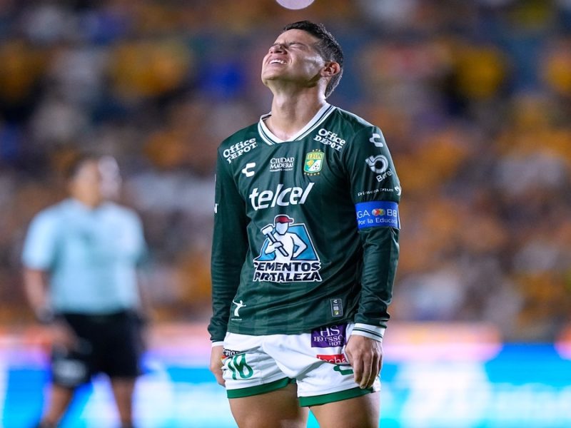 James Rodríguez lamentándose de una jugada en su último torneo con el Club León. Foto: Mexsport.