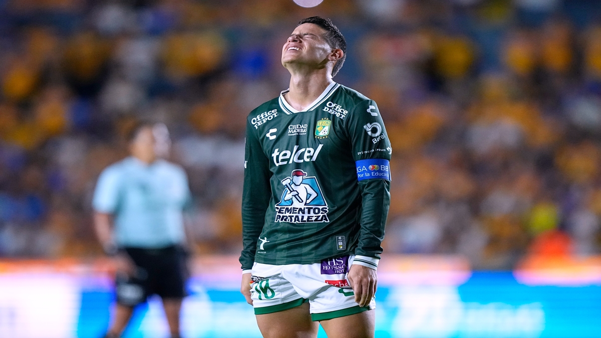 James Rodríguez lamentándose de una jugada en su último torneo con el Club León. Foto: Mexsport.