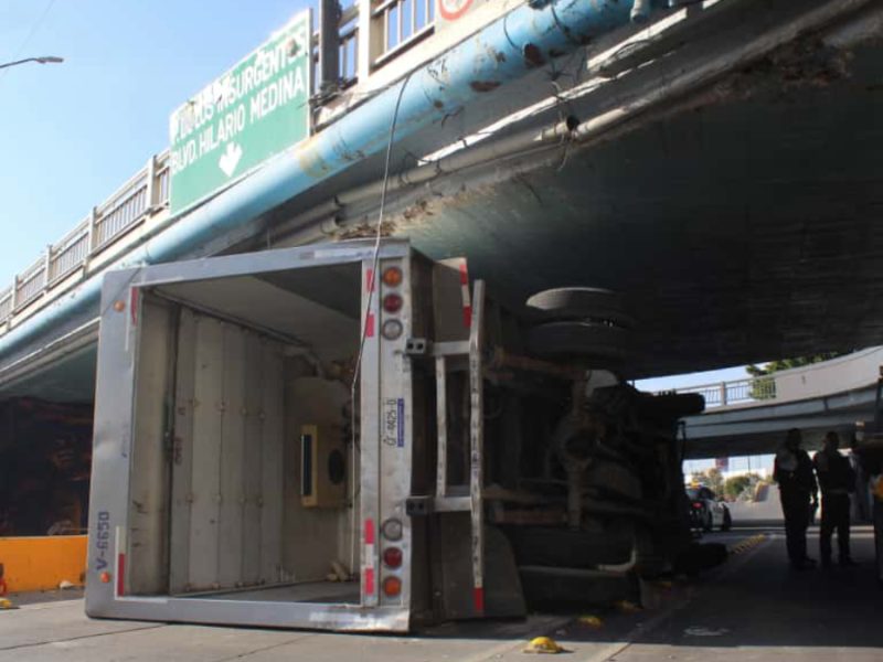 Volcadura en Malecón del Río, León 1