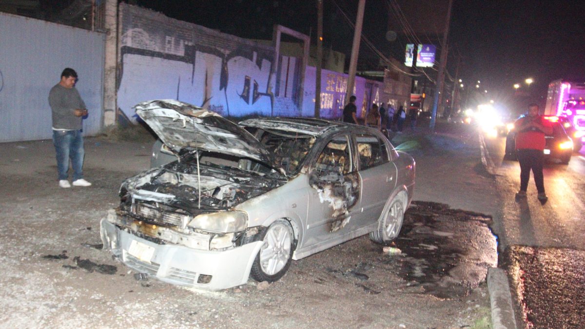 Auto se incendia en Mesa de Barrillas 01