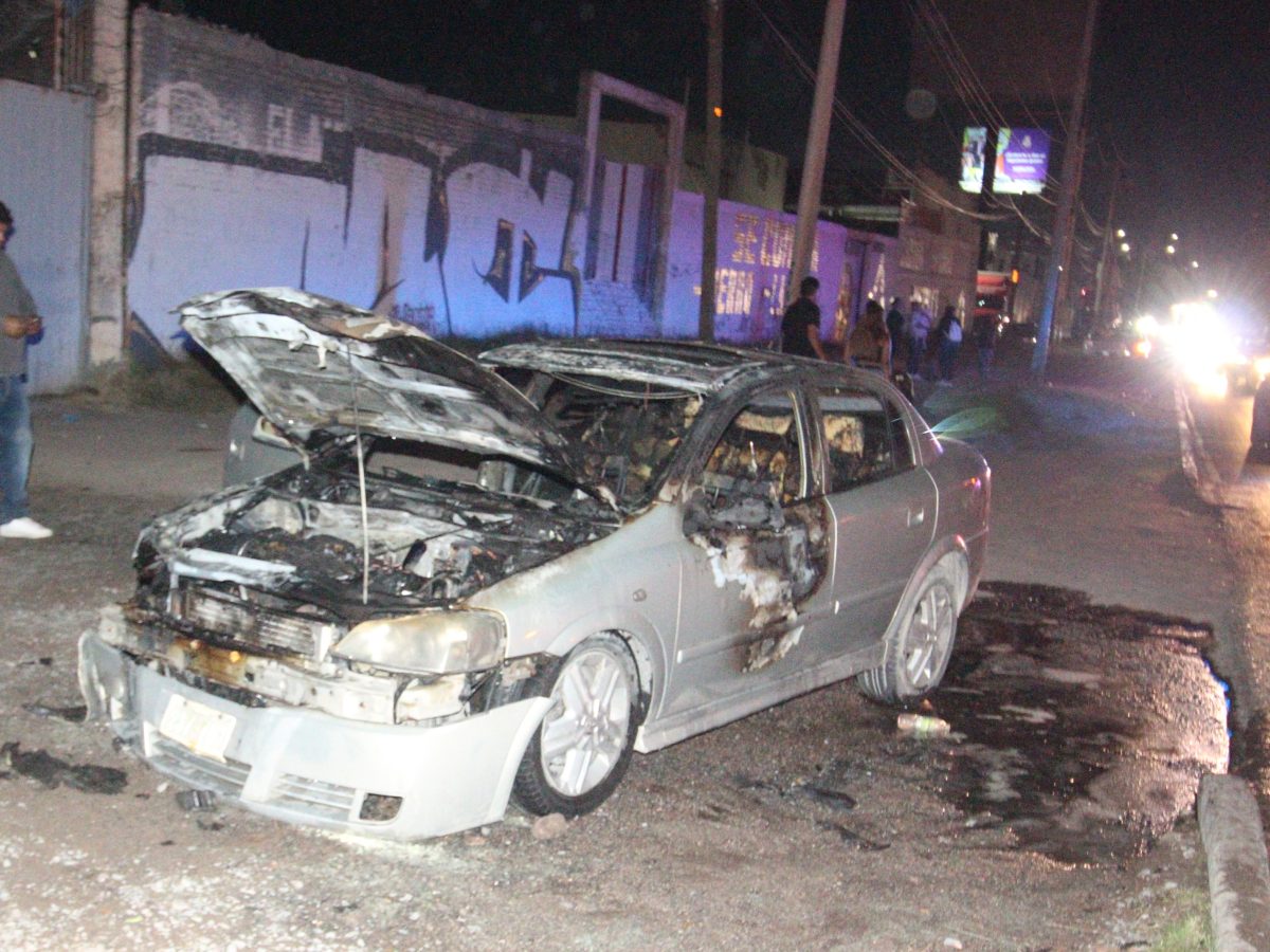 Auto se incendia en Mesa de Barrillas 01