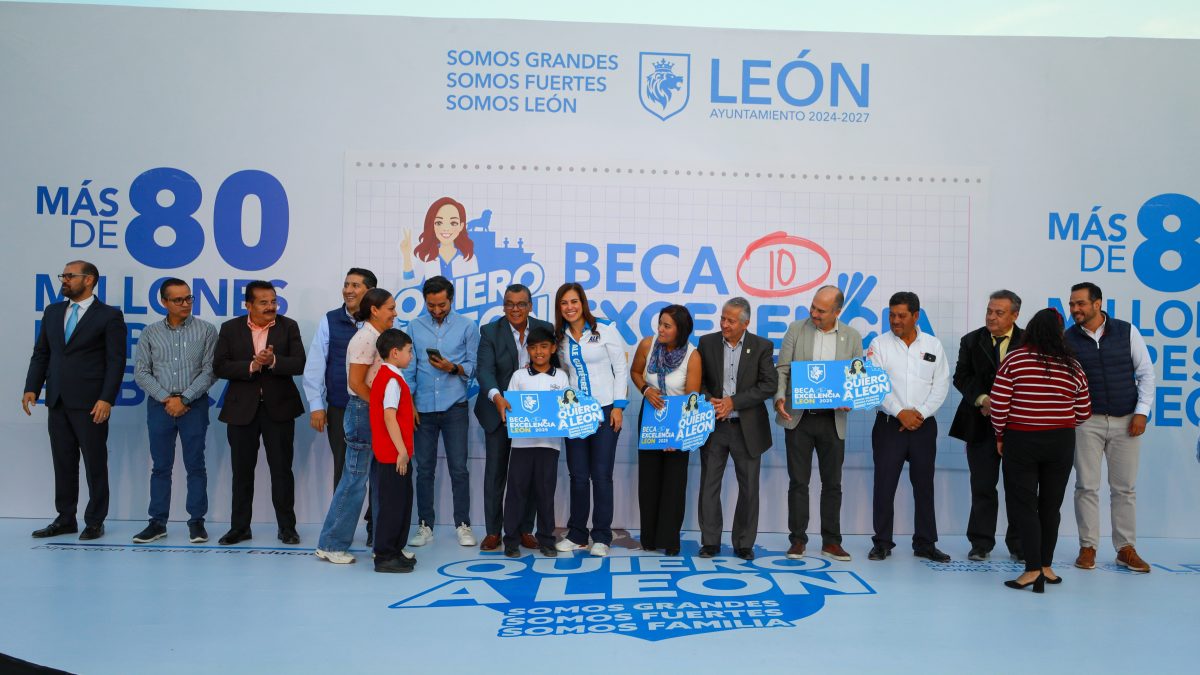 Autoridades municipales de León entregan Beca Excelencia