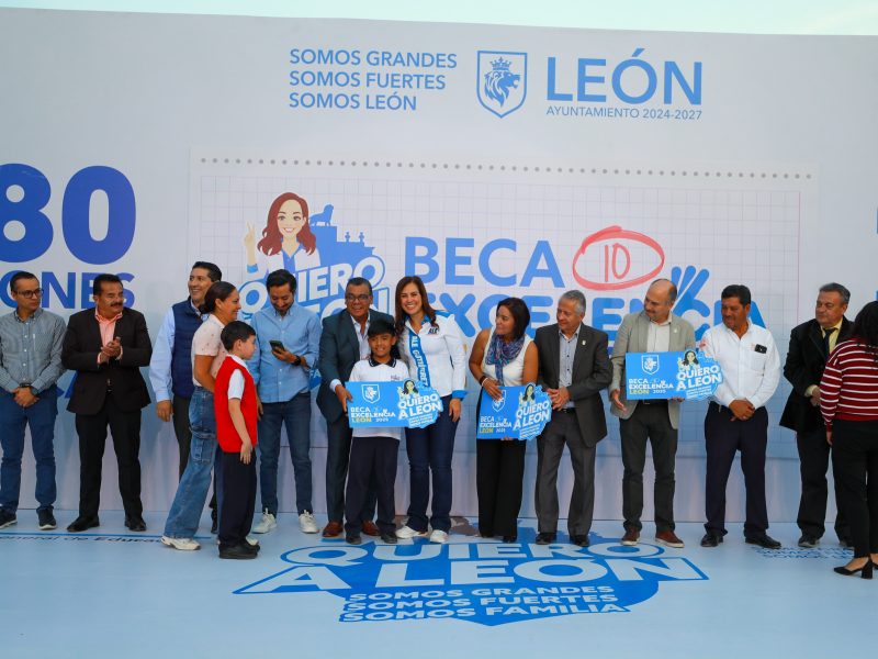 Autoridades municipales de León entregan Beca Excelencia