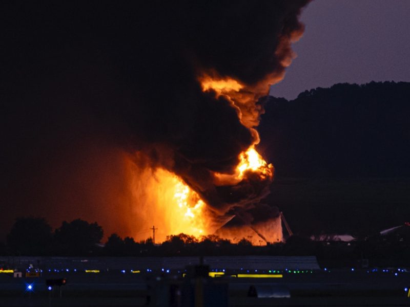 Avión de UPS se estrella en Kentucky
