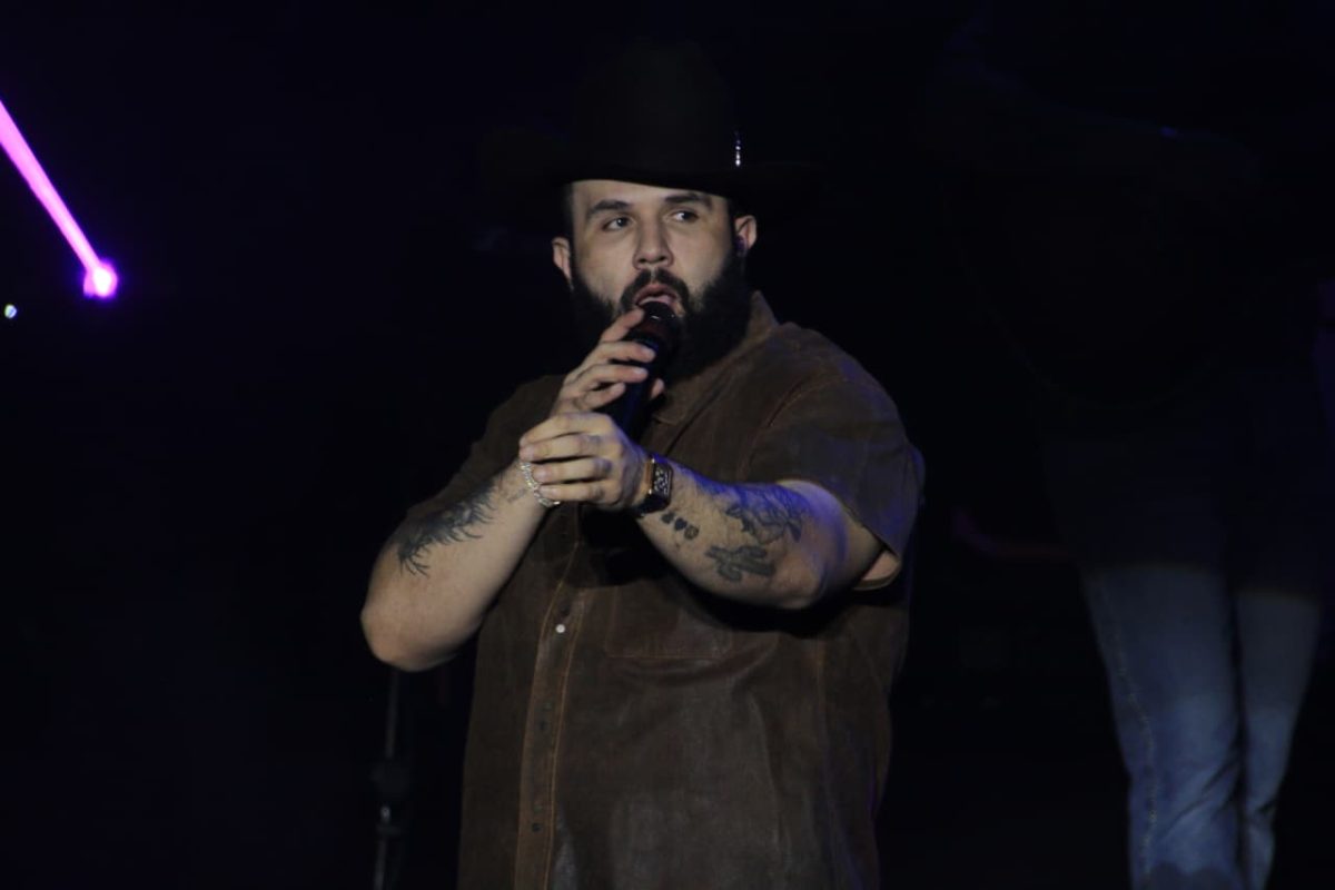 Carín León cantando en el escenario del Festival del Globo 2025 en León