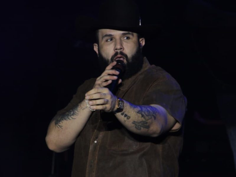 Carín León cantando en el escenario del Festival del Globo 2025 en León