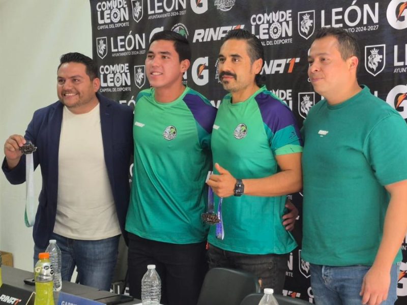 El arquero leonés Óscar García estuvo presente en la presentación oficial del Keeper Kombat 2025, a realizarse en la Deportiva del Estado a finales de noviembre.