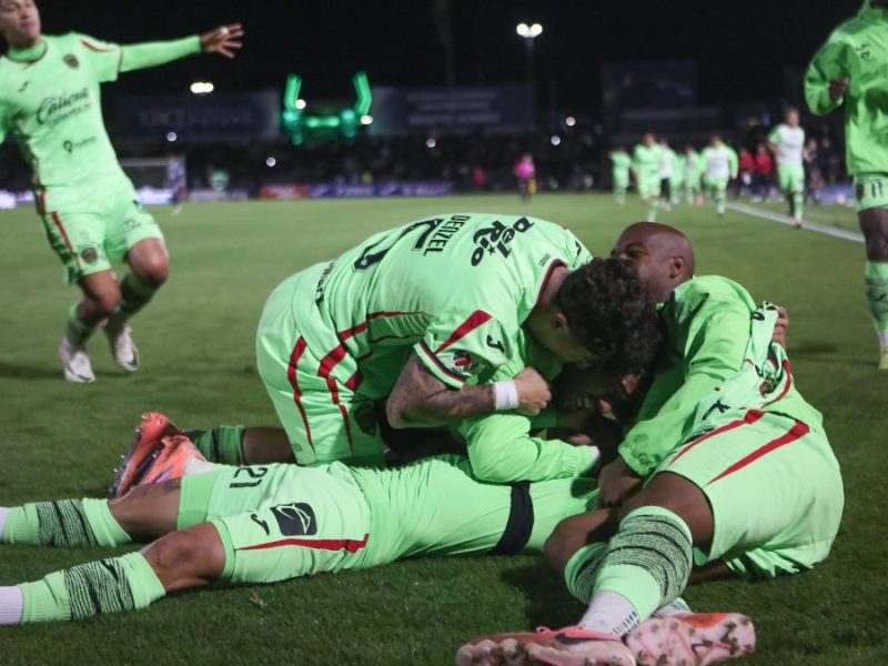Bravos de Ciudad Juárez celebrando uno de sus dos goles ante Pachuca. Foto: Mexsport.