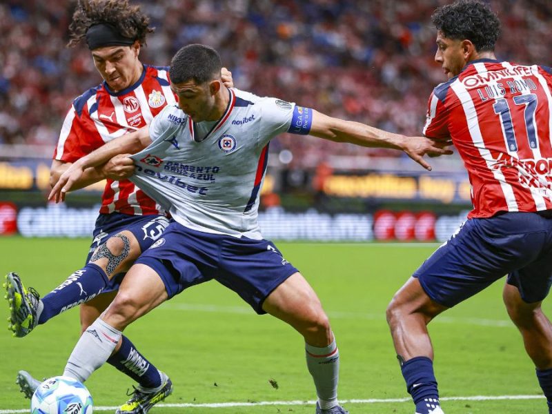 Cruz Azul y Chivas en su juego de fase regular en el Apertura 2025. Foto: Mexsport.