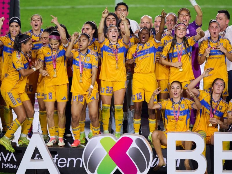 Tigres Femenil celebrando el campeonato del Apertura 2025. Foto: Mexsport.