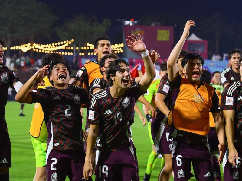 La Selección Mexicana celebrando su pase a los 8vos de final de la Copa del Mundo Sub-17. Foto: Mexsport.