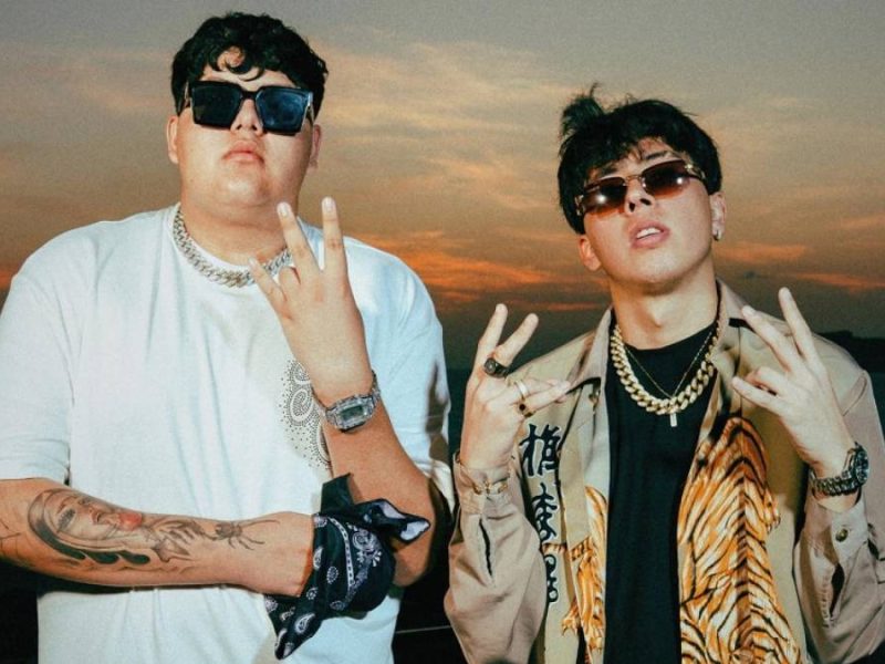 Degezeta y Jacobbo, artistas de reggaetón mexicano, promocionando su sencillo Chanel