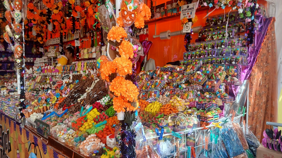 Durante cuatro generaciones y 70 años, la familia de Rita Montes Martínez, del negocio Calaverrita, ha realizado el tradicional dulce del alfeñique