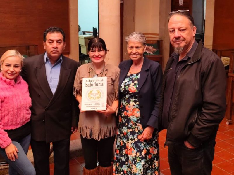 Donan libros al Archivo Histórico León