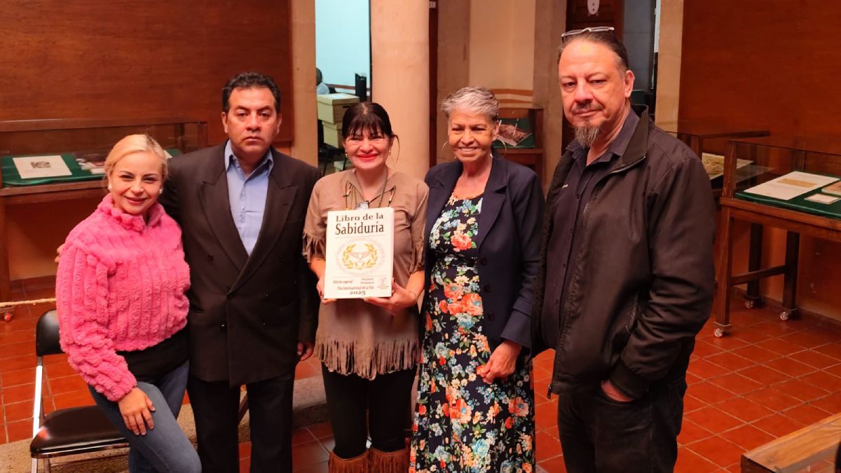 Donan libros al Archivo Histórico León