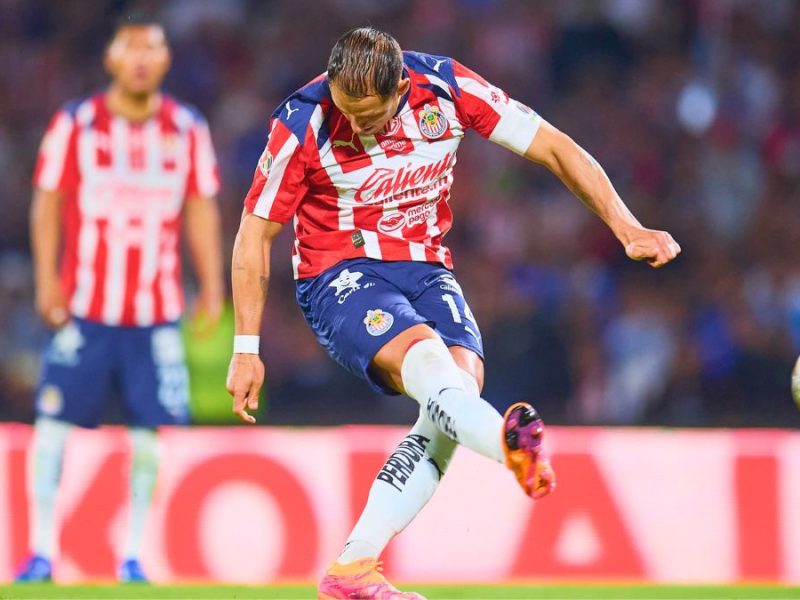 Javier Hernández cobra un penal en el Cruz Azul Vs Chivas de Liguilla. MexSport.