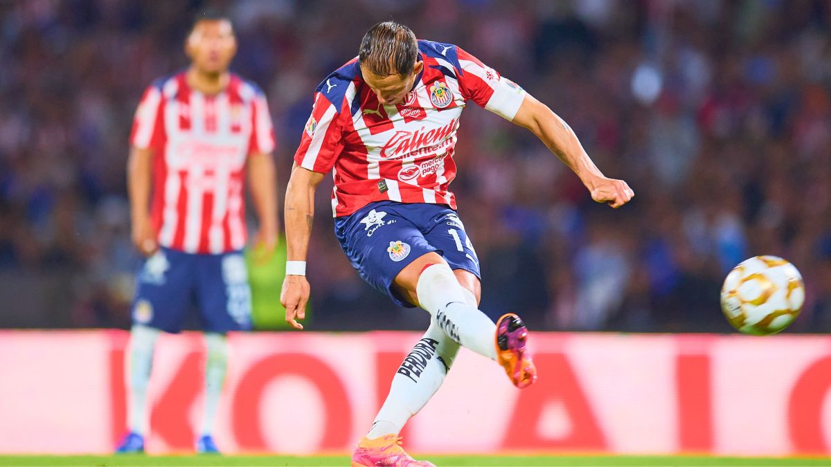 Javier Hernández cobra un penal en el Cruz Azul Vs Chivas de Liguilla. MexSport.