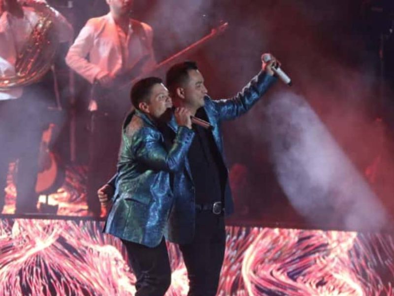 Jorge Medina y Josi Cuen cantando juntos en el tour La Máquina del Tiempo en la Velaria de León