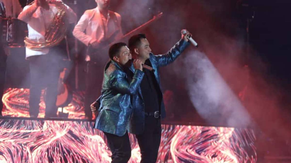 Jorge Medina y Josi Cuen cantando juntos en el tour La Máquina del Tiempo en la Velaria de León