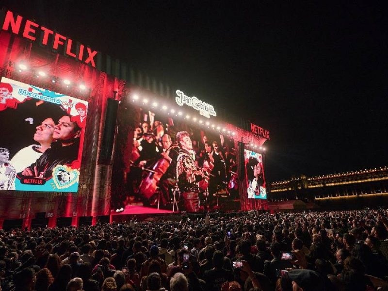 multitud de fans de Juan Gabriel en el zócalo viendo la proyección del concierto de Bellas Artes