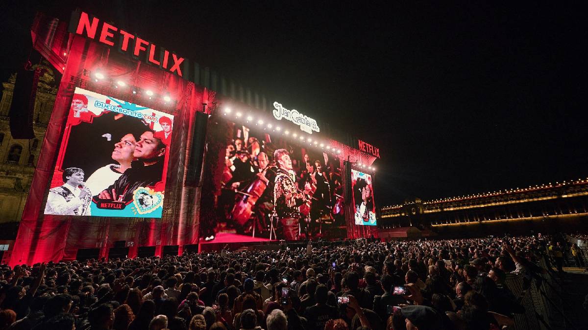 multitud de fans de Juan Gabriel en el zócalo viendo la proyección del concierto de Bellas Artes
