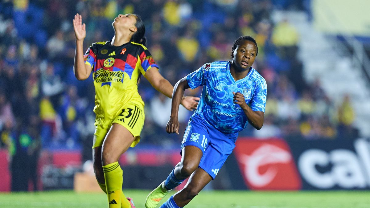 Kgatlana celebra el 3-2 parcial de Tigres ante América en la final femenil. MexSport.
