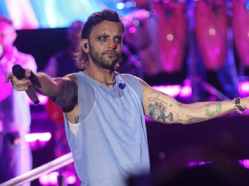 banda Los Caligaris tocando en vivo en el Foro del Lago de León, Guanajuato, durante su gira 2025