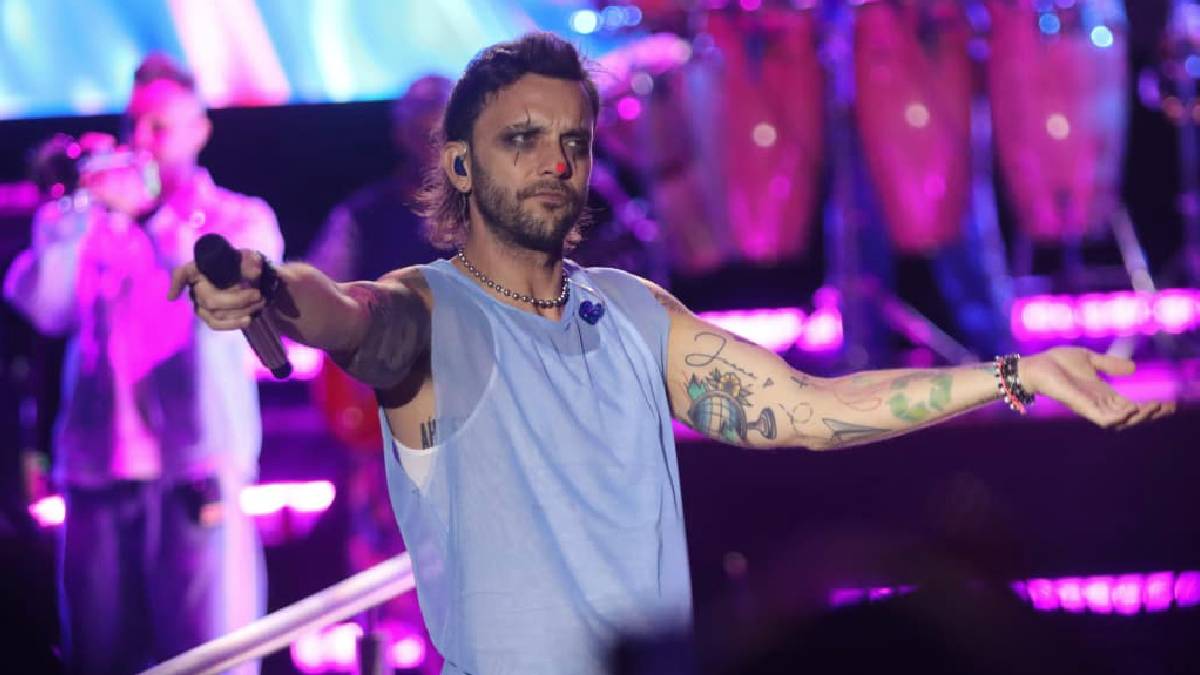 banda Los Caligaris tocando en vivo en el Foro del Lago de León, Guanajuato, durante su gira 2025